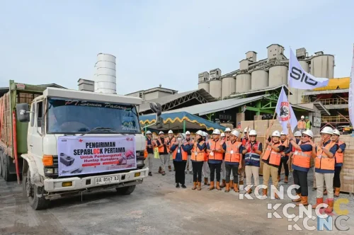 SIG Kirim 36.000 Bata Interlock untuk Huntap Korban Banjir di Padang