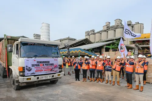 SIG Kirim 36.000 Bata Interlock untuk Huntap Korban Banjir di Padang