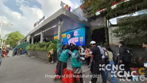 BSI Maslahat Bagikan 1.500 Paket Buka Puasa di Kawasan Stasiun Sudirman Jakarta